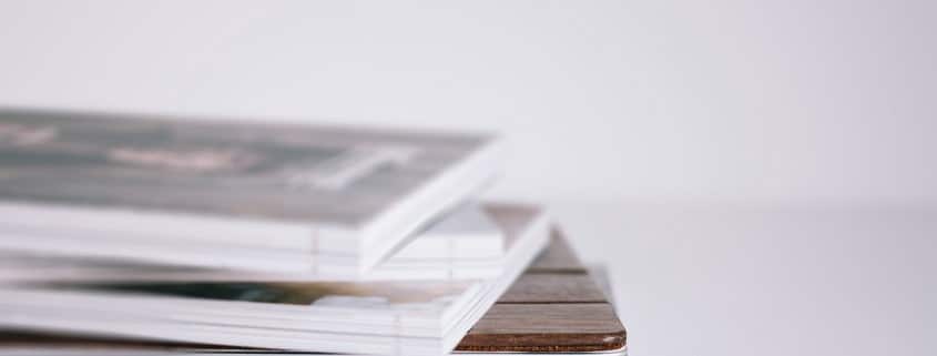 zeitschriften-ipad-stapel-compliance-strategie-kommunikation